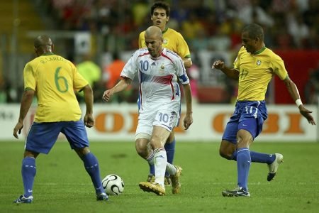 Jogadores do Brasil cercam Zidane