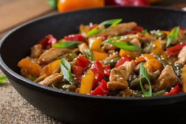 ALK Chickens - Frango xadrez, ao contrário do que diz a conceituadíssima  Wikipédia, não é um prato chinês frito e apimentado feito com frango,  amendoim, legumes, e pimenta vermelha — apesar disso