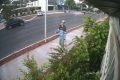 homem de camiseta listrada andando