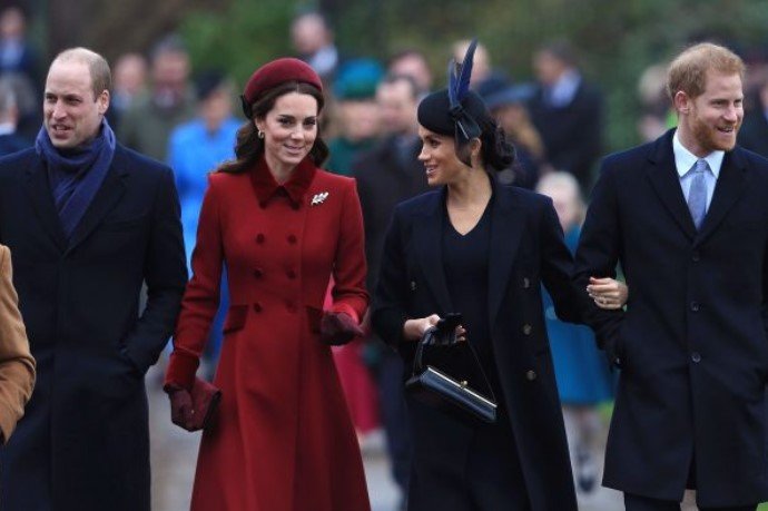 Príncipe William ao lado da esposa Katy. Também estão na foto o irmão de William, Harry, e Megan- Metrópoles