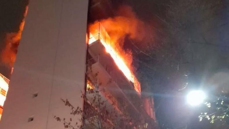 foto colorida de prédio pegando fogo