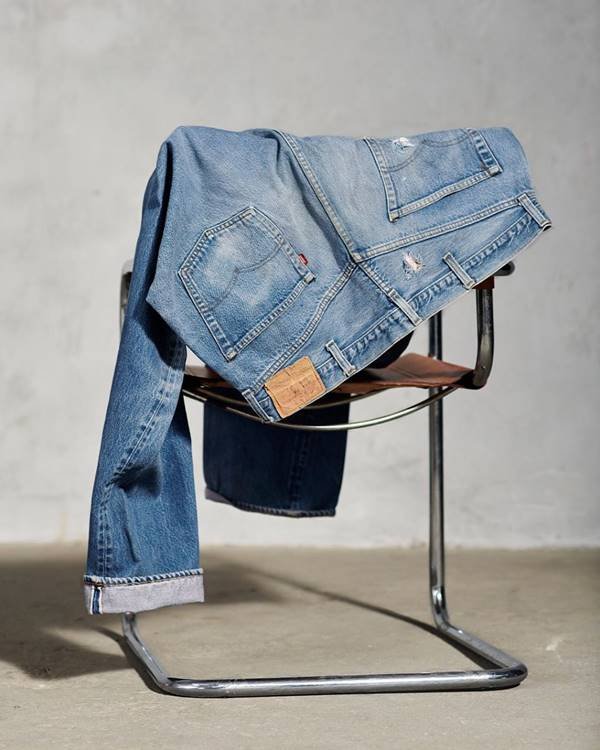 Calça jeans da Levi's pendurada em uma cadeira