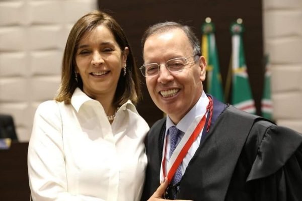 Ana Cristina Ribeiro Peternella França e Carlos Alberto França, presidente do TJGO. Procuradora de Justiça, ela foi nomeada para desembargadora
