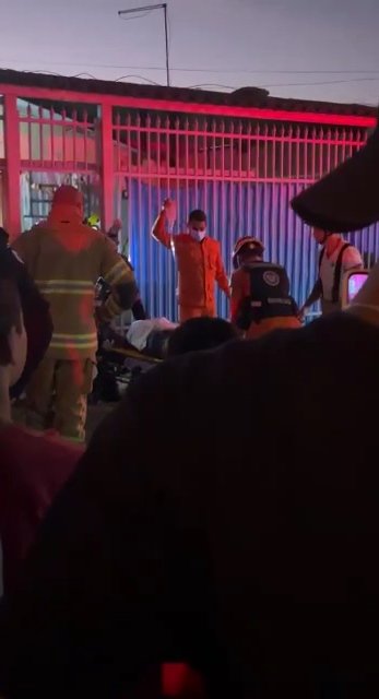 Bombeiros socorrem vítima de facada