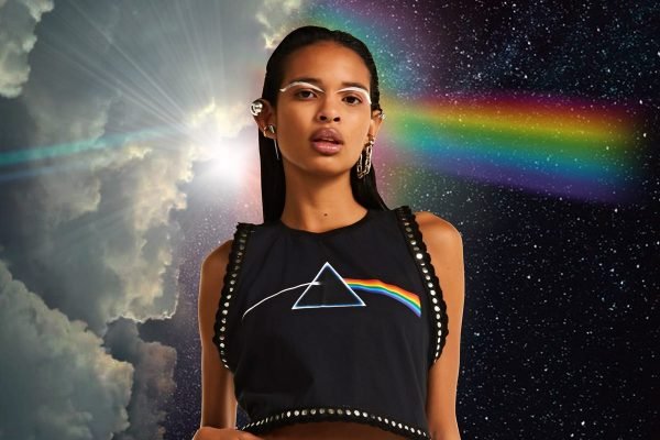 Na imagem com cor, modelo usa blusa da colaboração entre a Triya e Pink Floyd
