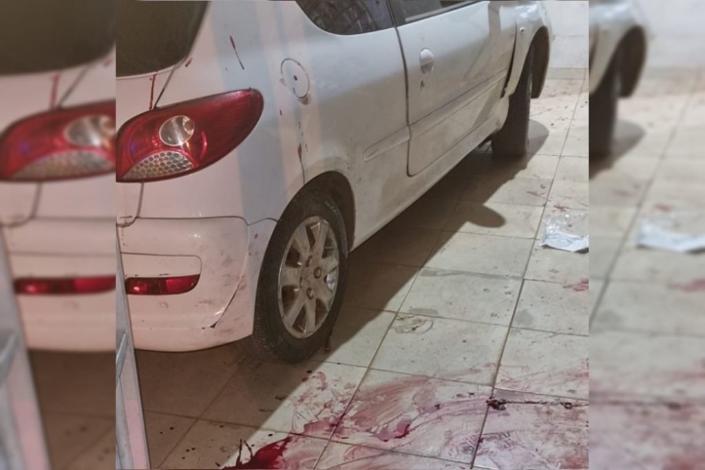 chão branco sujo de sangue. Peugeot branco ao lado