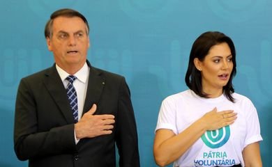 Michelle Bolsonaro recebe medalha de mérito na Câmara