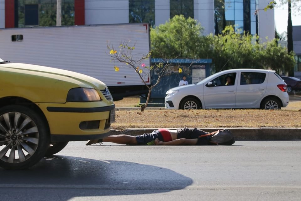 homem caído na pista