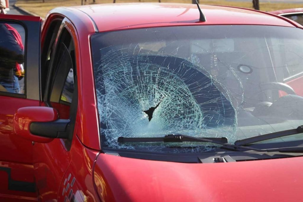 carro vermelho com vidro quedrado