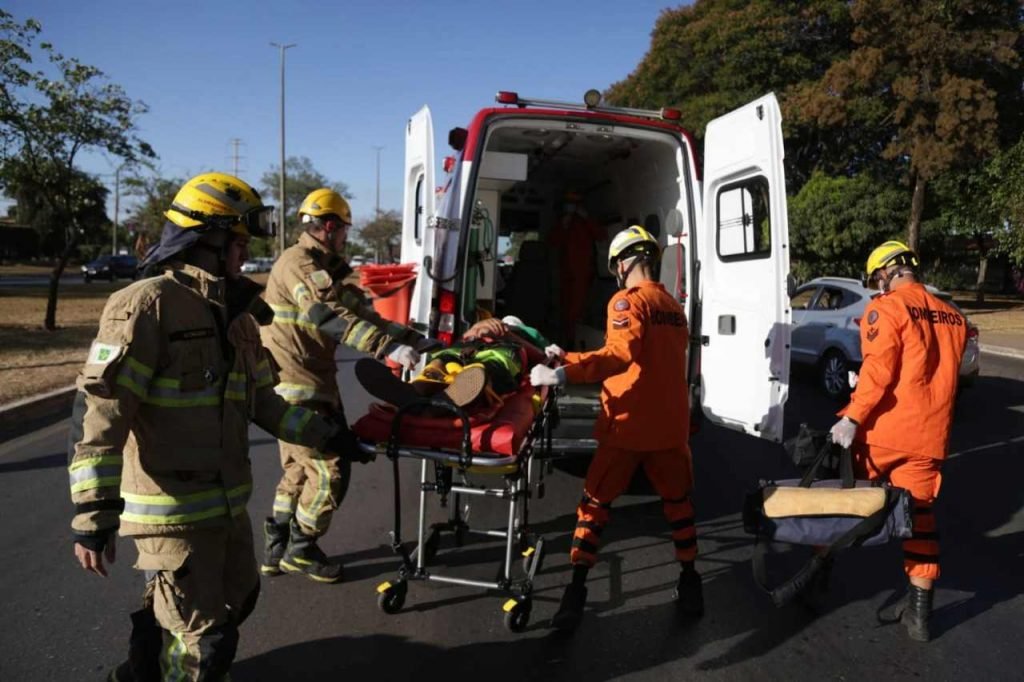 homem sendo colocado em ambulância do corpo de bombeiros