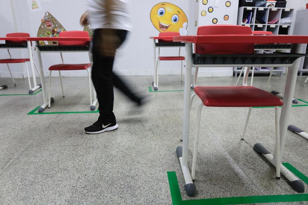 Escolas privadas recebem alunos depois de fechamento por Covid-19