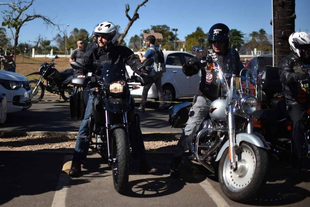 Bolsonaro passeia de moto pela cidade