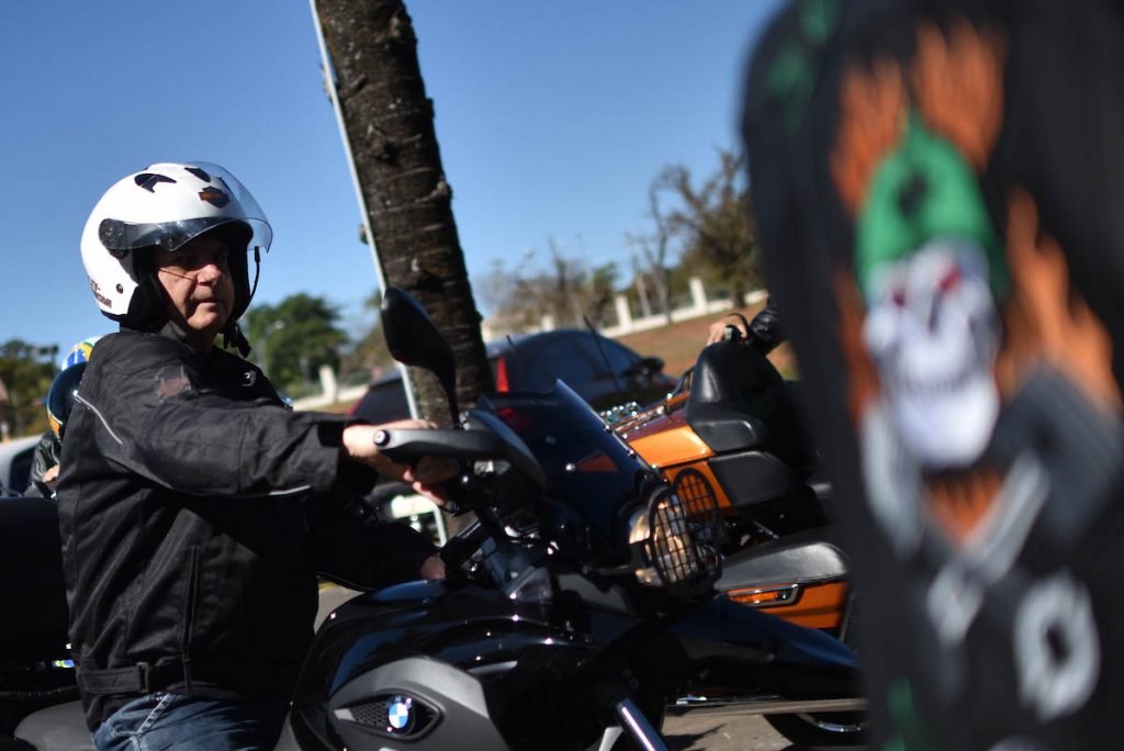 Bolsonaro passeia de moto pela cidade