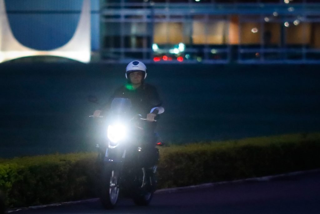Bolsonaro passeia de moto pelo ALvorada