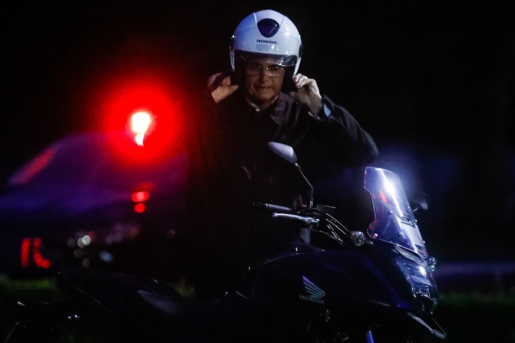 Bolsonaro passeia de moto pelo ALvorada