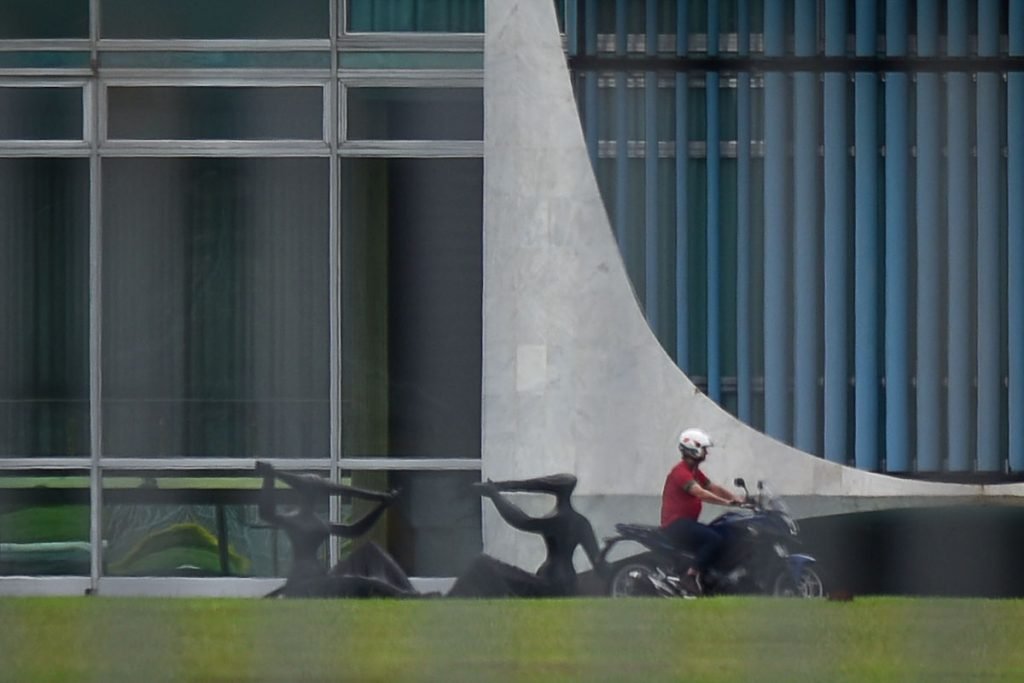 Bolsonaro passeia de moto pelo ALvorada