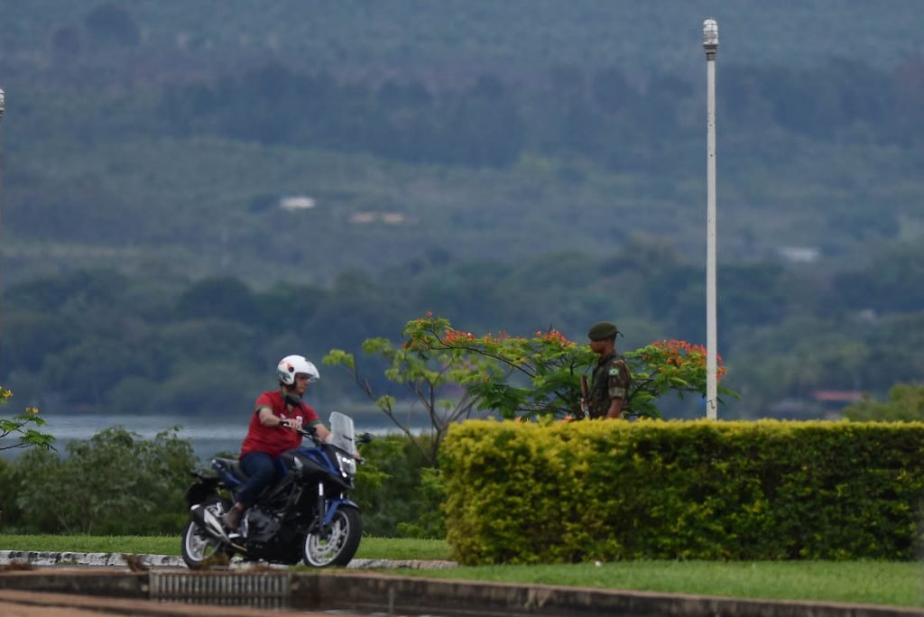 Bolsonaro passeia de moto pelo ALvorada