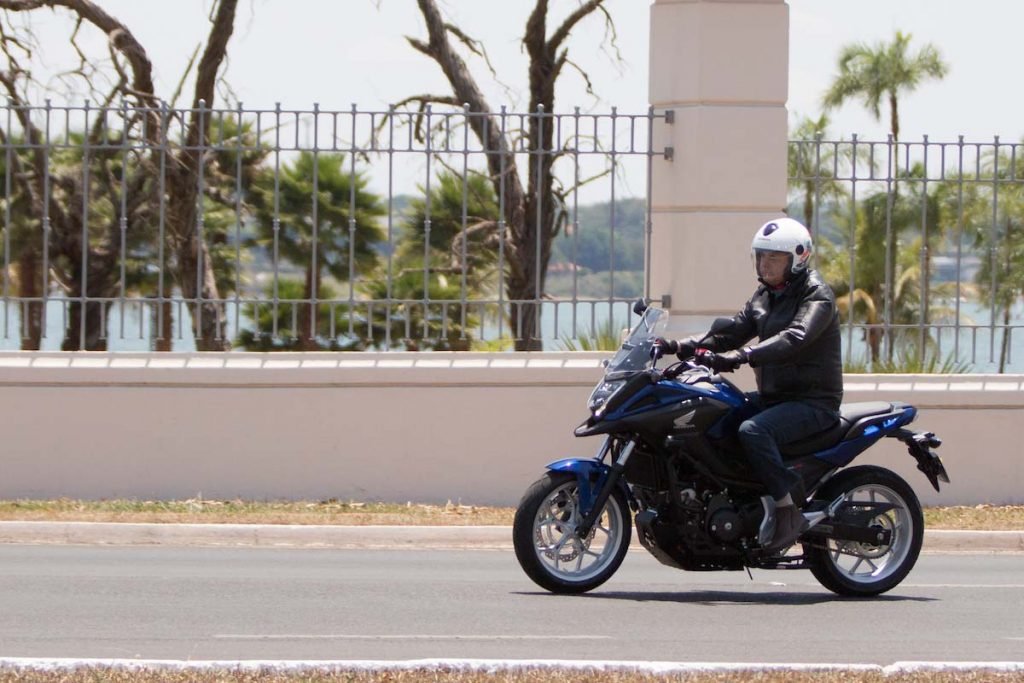 Bolsonaro passeia de moto pela cidade