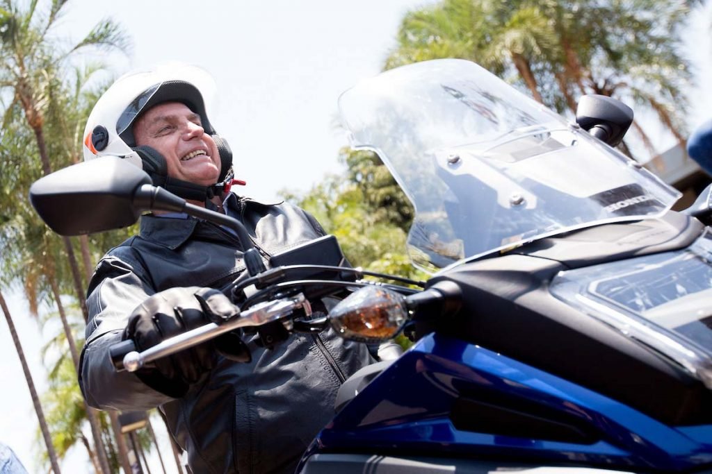 Bolsonaro passeia de moto pela cidade
