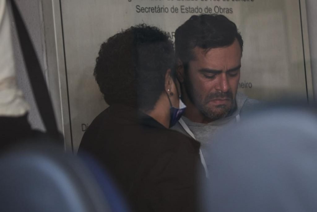 Felipe da Silva Coelho é amparado no IML do Rio após pais serem mortos pelo ex-namorado dele