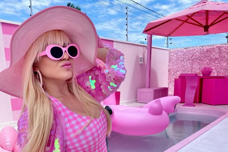 Bruna Barbie tem casa, carro, piscina e roupas cor de rosa e leva vida  inspirada na boneca mais famosa do mundo