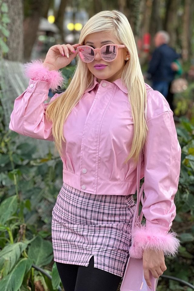 Influencer curitibana se inspira em Barbie e vive em mundo cor-de-rosa