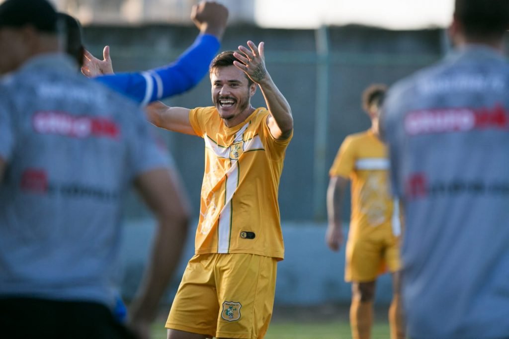 Hernane Brocador Marca Duas Vezes E Brasiliense Bate O Operário ...