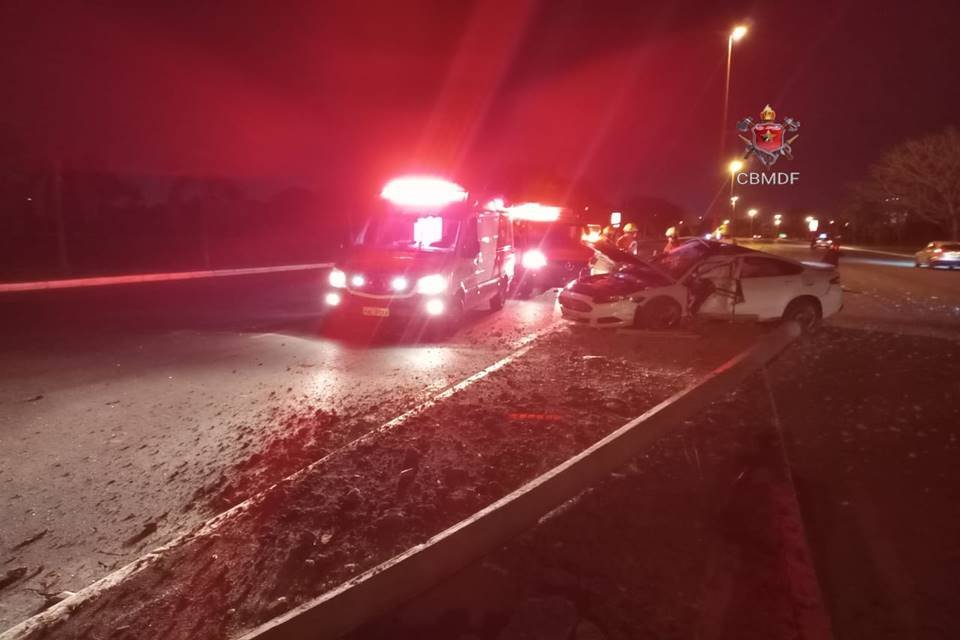Carro colidiu em poste