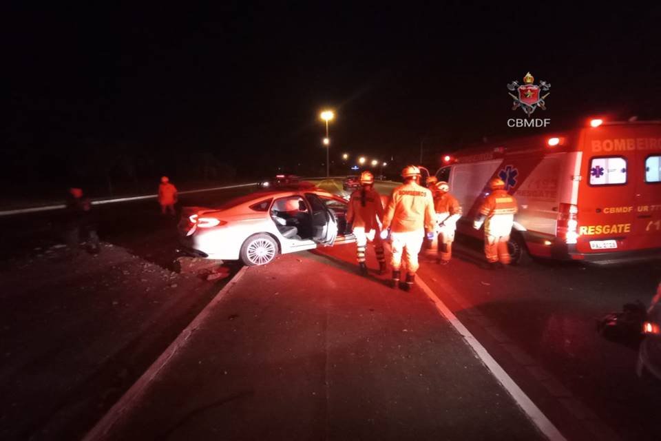 Carro colidiu em poste
