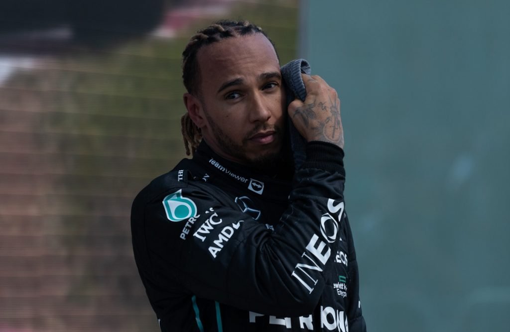 Mercedes dá chance a piloto reserva e deixa Hamilton fora de treino