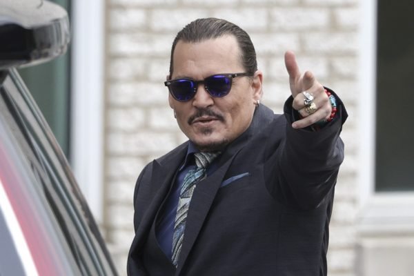 Johnny Depp está namorando uma das advogadas que o defendeu, diz site -  Quem