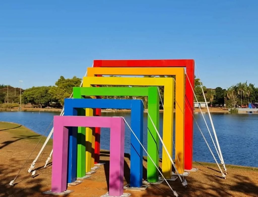Foto de portais coloridos em frente a um lago