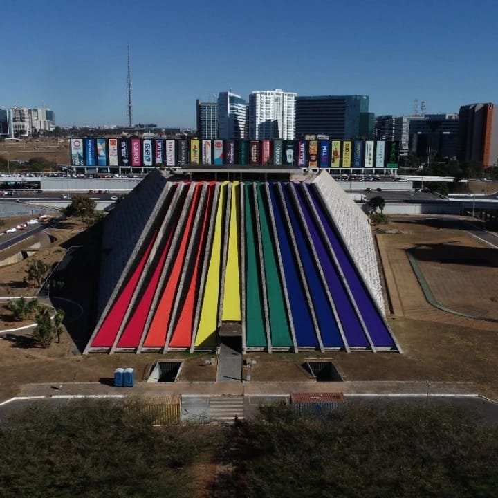 Foto da fachada do teatro com tecidos coloridos