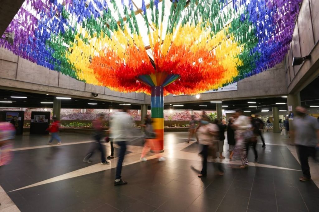 Foto de várias faixas coloridas no teto do metrô do DF