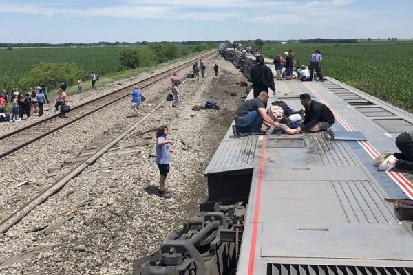 Trem de alta velocidade atinge caminhão-cegonha emperrado em trilhos, nos  EUA; vídeo