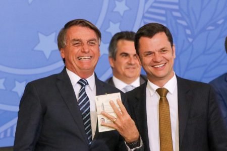 Presidente Jair Bolsonaro entrega o novo passaporte ao ministro da justiça Anderson Torres, durante lançamento do novo documento no Palácio do Planalto