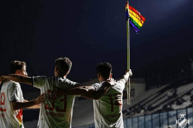 Cano levanta bandeirinha LGBT - Metrópoles