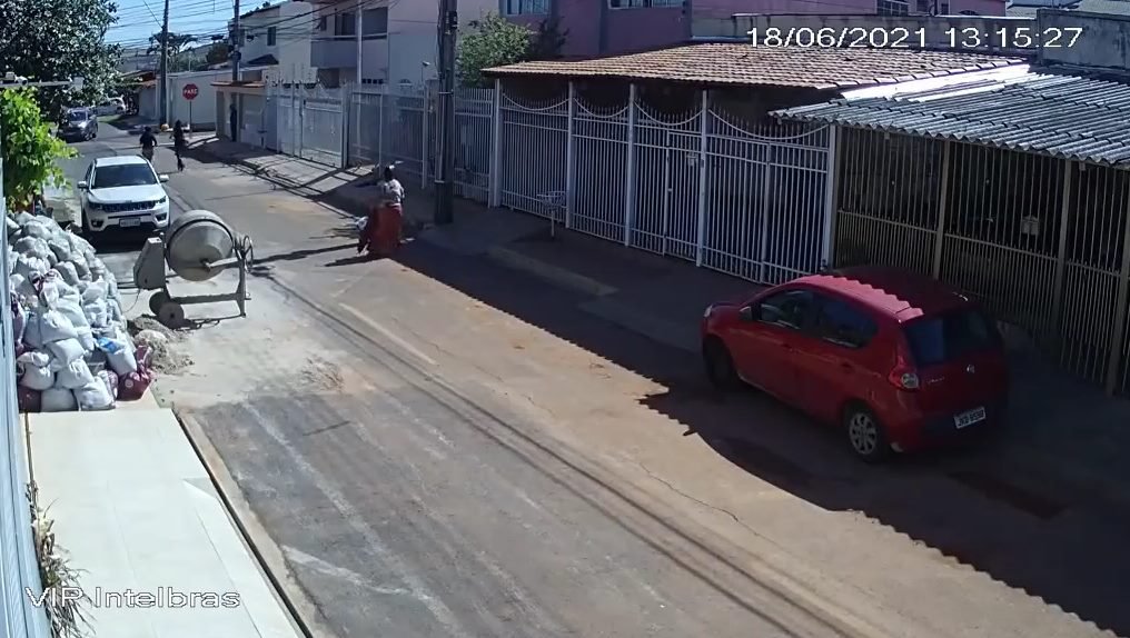 Homem aponta arma para motorista de carro