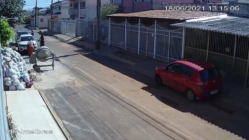 Homem aponta arma para motorista de carro