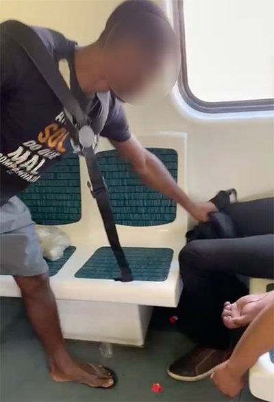 Homem furta mochila de vítima