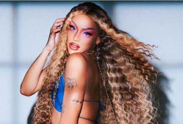 Pabllo Vittar mostra cabelo descolorido e brinca: Quase uma Goku