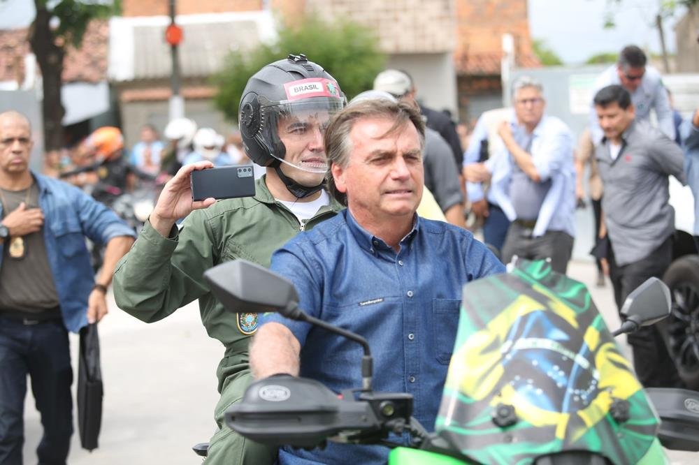 Bolsonaro pilotando uma moto com um homem na garupa-Metrópoles