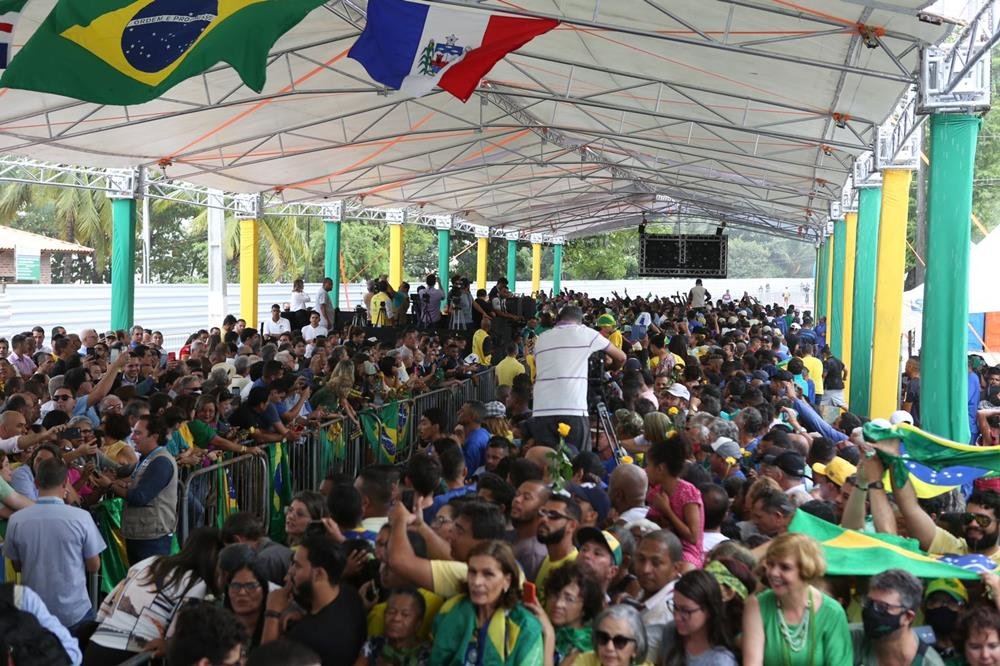 Pessoas se aglomerando e usando a roupa e bandeira do Brasil-Metrópoles