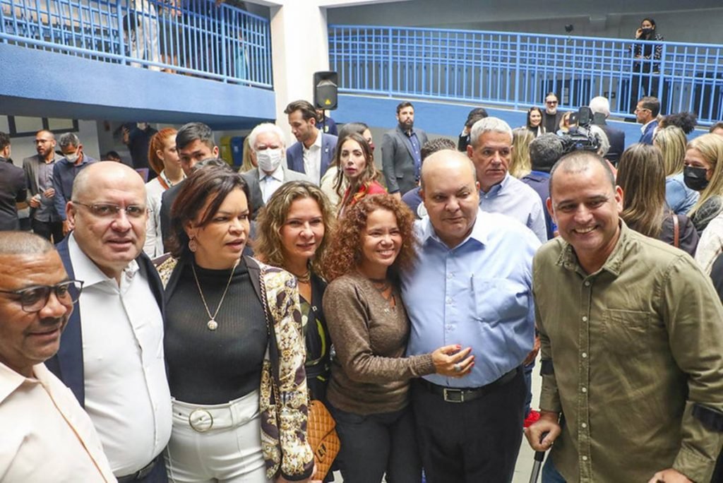 Foto de homens e mulheres posando para a foto
