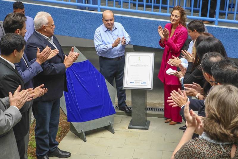 Foto de várias pessoas aplaudindo