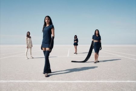 Campanha de divulgação da coleção da Nike em parceria com o estilista francês Simon Jacquemus. Na foto, quatro modelos de diferentes raças e corpos festem roupas brancas e azul escuro em dunas de areias brancas.