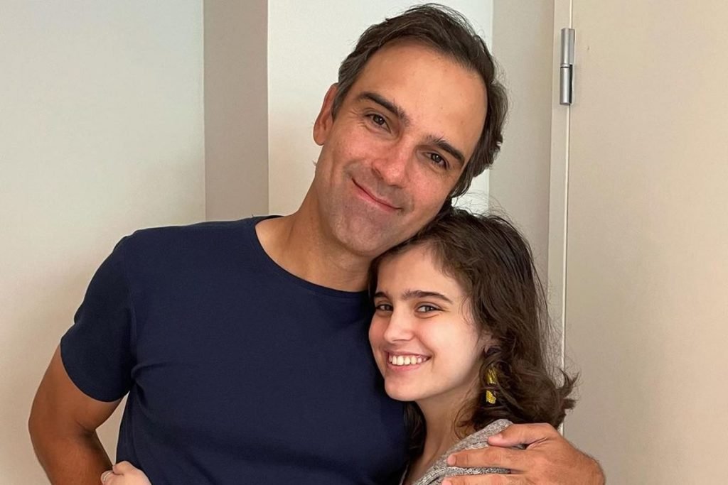 Tadeu Schmidt e a filha Valentina abraçados