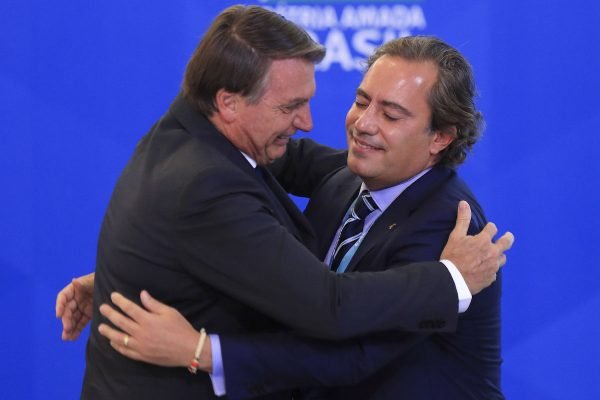 Pedro Duarte Guimarães presidente da caixa economica federal abraça o presidente Jair Bolsonaro