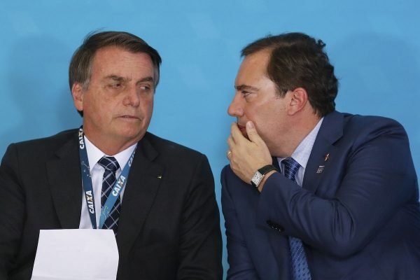 Pedro Duarte Guimarães presidente da caixa economica federal tampa a boca para conversar com presidente Jair Bolsonaro