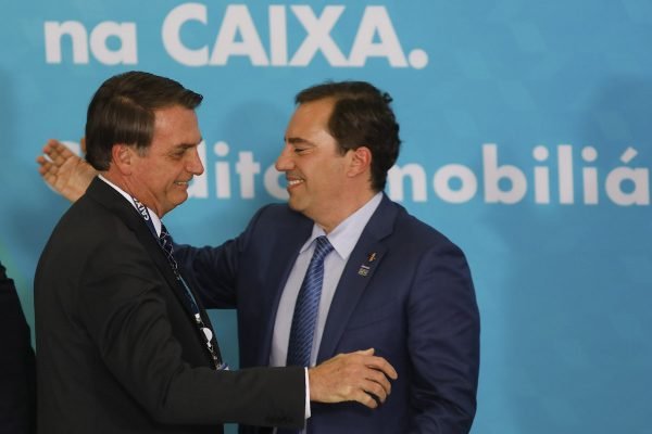 Pedro Duarte Guimarães presidente da caixa economica federal abraça o presidente Jair Bolsonaro